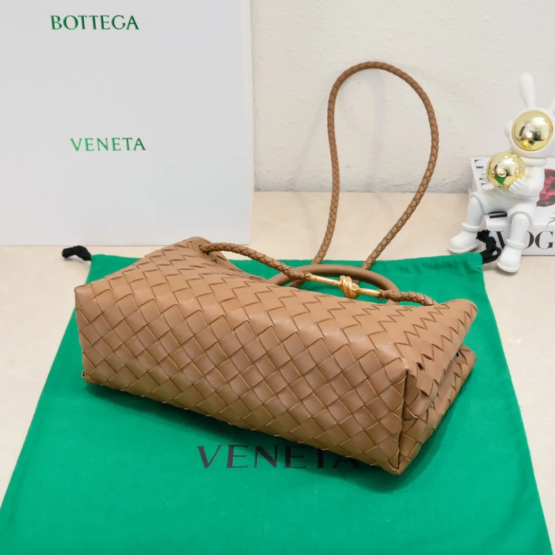 Batch 1960 #Bottega Veneta new horizontal Andiamo handbag, many stars have the same style 🎈 Classic full-body leather weaving with golden rope buckle, stable and chic enough [proud] The whole body is made of Nappa sheep leather, comfortable, soft and dynamic. The sliding metal rope buckle can adjust the shoulder strap, single shoulder / handbag / crossbody, multiple carrying methods, large bag capacity, suitable for commuting / daily / travel This bag is divided into small/medium/large sizes. There is always one that suits you, so take me with you🎀🎀 Size: 29x18x10 Model: 6463#